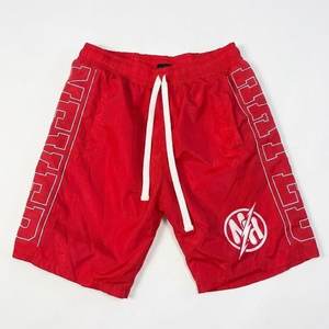 Conjuntos de pantalones cortos cortavientos de nailon rojos para hombre con logotipo personalizado RTS de alta demanda para verano, conjuntos vintage de secado rápido para hombre, chaquetas Highstreet. - Product Image 4