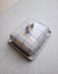 Beurrier élégant à motif quadrillé avec couvercle à anse, design compact avec plateau, finition émaillée lisse, beurrier de cuisine moderne - Product Image 4