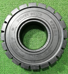 Neumático Sólido para Montacargas KUMA KF504 600 9 825 15 de Alta Resistencia y Larga Duración, al Mejor Precio para el Mercado Industrial Asiático - Product Image 1