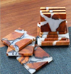 Ensemble de sous-verres modernes personnalisés en bois et résine époxy écologiques avec support carré pour sous-verres, aspect marbre en bois de cèdre, tapis de table - Product Image 1