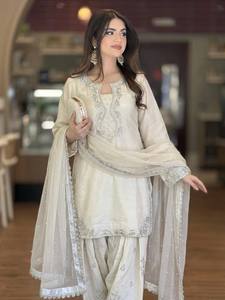 Conjunto de traje de seda romana de diseñador para mujer con elegantes mangas acampanadas y dupatta de organza suave - Product Image 5