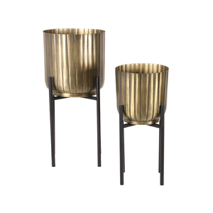 Maceta decorativa de metal con acabado dorado, forjada a mano en Moradabad para ofrecer una elegancia discreta y un encanto metálico clásico. - Product Image 1