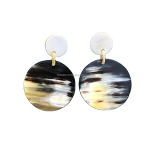 Boucles d'oreilles en corne de buffle de style moderne faites à la main de haute qualité, provenant de sources éthiques, bijoux de mode personnalisables, style pendante - Product Image 1