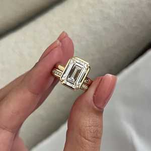 Ensemble de mariage et bague de fiançailles en diamant de laboratoire taille émeraude de 5 carats, sertie à griffes et à clos, design Art Déco, certifié IGI - Product Image 4