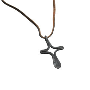 Collier pendentif croix vintage tendance de haute qualité, style européen et américain, en métal forgé à la main avec sangle en cuir, idéal pour mariage et soirée - Product Image 1