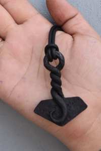 Collier pendentif Marteau de Thor médiéval forgé à la main Prime Crafts International, en acier au carbone noir avec cordon en cuir - Product Image 2