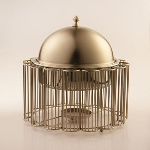 Plat à réchaud élégant finition or, présenté sur un support en fil métallique style cage avec couvercle en dôme, idéal pour les événements gastronomiques et les mariages. - Product Image 1