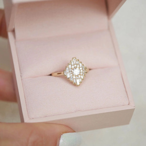 Anillo de Oro Amarillo Art Deco con Racimo de Diamantes Cultivados en Laboratorio para Compromiso, Boda y Aniversario - Regalo de Lujo - Product Image 2