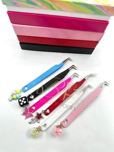 Pinzas para Pestañas de Acero Inoxidable con Punta de Fibra de Precisión, Antideslizantes, con Dijes, Diseño Colorido en Rosa, Azul, Blanco, Rojo y Negro - Product Image 3