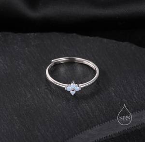 แหวนดอกไฮเดรนเยียสีน้ำเงินประดับเพชร CZ ดีไซน์มินิมอล ทำจากเงินแท้ ประดับคริสตัลสี่ดอก แหวนเพชร CZ ขนาดเล็ก ปรับขนาดได้ - Product Image 3