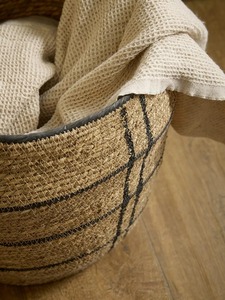 Juego de 2 cestas redondas de mimbre marino con rayas negras irregulares. Cesta de almacenamiento hecha a mano. Venta al por mayor. Ecológico. Hecho en Vietnam. - Product Image 3