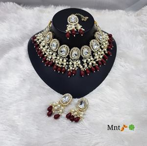 Ensemble de bijoux ethniques traditionnels Lucentarts en or pour femmes, collier et boucles d'oreilles pendantes en perles bordeaux foncé, pour mariée et mariage - Product Image 4