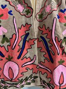 Veste en velours Suzani au toucher artistique unique, brodée, pour femme, motif floral, courte, faite à la main, style bohème, magnifique blazer d'hiver - Product Image 5