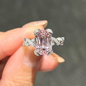 Elegante Anillo de Diamantes con Morganita Rosa Corte Esmeralda para Mujer, Banda Trenzada con Pavé, Joyería Fina de Lujo para Aniversario o Compromiso - Product Image 1
