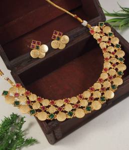 Conjunto de collar y pendientes de cobre estilo templo indio, chapado en oro antiguo, con monedas y piedras rojas y verdes, tipo gargantilla, al por mayor, para bodas, étnico - Product Image 2