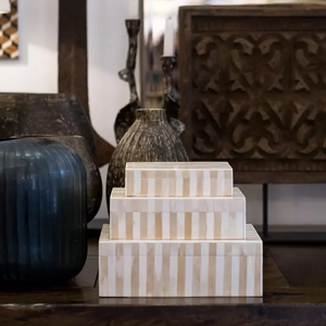 FAIZA CRAFT Caja de Joyería Cuadrada de Resina con Incrustaciones Grabadas de la Mejor Calidad, Tacto Suave, Cierre Resistente, Diseño Moderno - Product Image 3