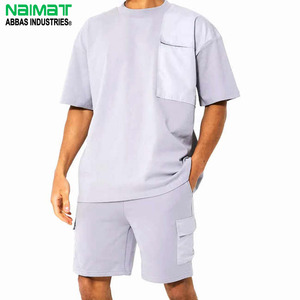 ชุดเซ็ตเสื้อฮู้ดแขนสั้นโอเวอร์ไซส์ผ้าฟลีซระบายอากาศได้ดี 100% ผ้าฝ้ายสำหรับผู้ชาย พร้อมกางเกงขาสั้นคาร์โก้ลำลองสำหรับฤดูร้อน ชุดลำลองแบบสวมใส่สบาย มีกระเป๋าใช้งานได้จริงที่อก - Product Image 1