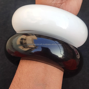 Brazalete de Resina Único para Mujer, Diseño de Joyería Moderna, Brazaletes Hechos a Mano de Resina - Product Image 5