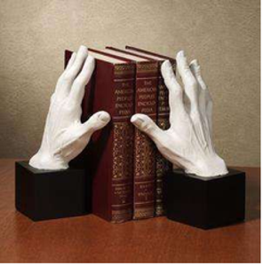 Sujetalibros decorativos con forma de globo terráqueo en dorado, con un acabado texturizado, ideales para una biblioteca de oficina clásica; ahora disponibles a precios de mayorista. - Product Image 5