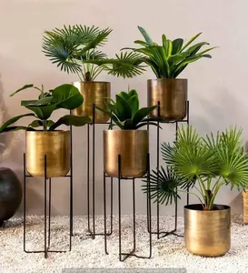 Jardinière en métal finition dorée pour les passionnés de décoration intérieure et les designers professionnels, pour une utilisation en intérieur et en extérieur - Product Image 3