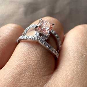 Anillo de compromiso y promesa de plata 925 con moissanita rosa de corte princesa, diseño creativo y elegante, de doble banda, para mujer. - Product Image 5