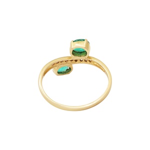 Bague de fiançailles en or jaune massif 18 carats avec émeraude ovale naturelle et diamant, style croisé à deux pierres, Memoria Jewels - Product Image 5