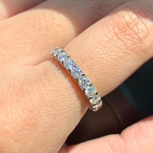 Bague d'éternité de luxe en or 14 carats avec diamants ronds taille brillant, empilable, pour mariage, bijoux fins - Product Image 1