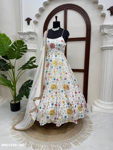 Traje Anarkali de Fiesta para Mujer, en Faux Georgette con Lentejuelas y Patrón de Hojas, sin Mangas, Largo, con Corte Acampanado - Product Image 4