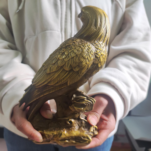 Estatua de águila de latón hecha a mano, escultura detallada de ave depredadora, figurita de águila de metal con acabado en oro antiguo, decoración de vida silvestre. - Product Image 4