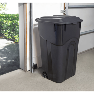 Confezione da 2 contenitori per rifiuti in plastica resistente da 32 galloni con coperchio attaccato - Nero - Product Image 6