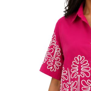 เสื้อเชิ้ตครอปสีชมพูสดสำหรับผู้หญิง ปักลายดอกไม้สีขาว แขนสั้น สไตล์ลำลอง เสื้อผ้าฝ้ายแฟชั่นฤดูร้อน ดีไซน์เนอร์ ออกแบบเองได้ - Product Image 3