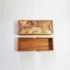 Juego de dominó de madera artesanal con puntos de colores incrustados dentro de una caja rectangular deslizante para juego moderno en la mesa. - Product Image 1