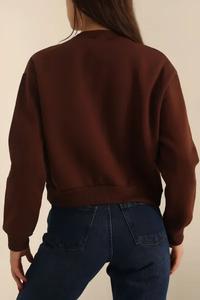 เสื้อสเวตเชิ้ตผู้หญิงทรงหลวมไหล่ตก แต่งโลโก้ปักแบบวินเทจ ผ้าฝ้าย 100% บุซับใน - Product Image 2