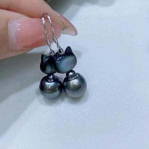 ต่างหูมุกแท้ธรรมชาติสีเงินพรีเมียม ขนาด 11-10 มม. ประดับเพชรเต็มตัว ดีไซน์แบบห้อย พร้อมพื้นผิวเคลือบทอง K ให้ความรู้สึกเหมือนทองคำแท้ ไร้ตำหนิ - Product Image 2