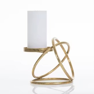 Candelabro de metal de primera calidad, expertamente elaborado para ofrecer durabilidad y elegancia atemporal para cualquier ambiente decorativo. - Product Image 2