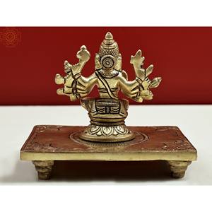 Escultura pequeña de latón de 4 pulgadas hecha a mano, Varaha Avatara sentado de Vishnu en pedestal - Product Image 4