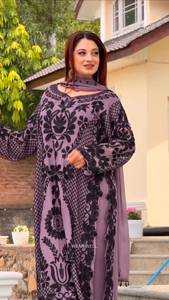 Ensemble prêt-à-porter entièrement cousu avec haut en faux georgette, broderie à points de chaînette et travail de sequins, pantalon et dupatta. - Product Image 4