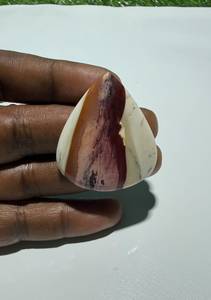 Pierre précieuse naturelle Mookaite Jasper taille poire 53 carats, polissage lisse, 41x35x5mm, modèle F620, pour la fabrication de bijoux du Rajasthan - Product Image 3