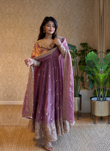 Vestido Anarkali Premium de Satén Fandy con Bordado de Zari y Lentejuelas, Anarkali Completamente Cosido con Dupatta - Product Image 3