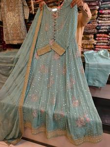 Vestido de gasa suave combinado con gasa bordada. duppatta. Una decoración elegante y detallada. Trabajo de raisham puro mezclado con secuencias mate - Product Image 4