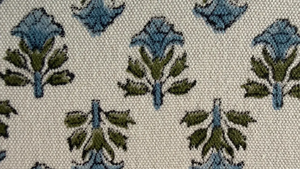 Tela de Algodón Estampada a Mano con Diseño Floral Azul y Verde Oliva sobre Base Natural |   Estampado Tradicional Indio con Pequeños Motivos - Product Image 3