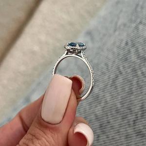 Anillo de Compromiso con Halo Ovalado Azul, Oro Blanco Sólido de 14K/18K, Anillo con Diamante Cultivado en Laboratorio, Colección de Joyería Nupcial Vintage - Product Image 6
