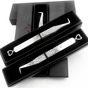 Pince à épiler RMI 90 degrés avec pointe en diamant / design en forme de cœur, emballage en boîte noire - Product Image 4