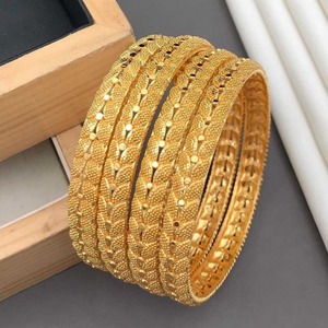 Par de Brazaletes Bañados en Oro con Diseño Floral Geométrico de Filigrana Real para Mujer, Joyería Tradicional Elegante de Alto Brillo - Product Image 4