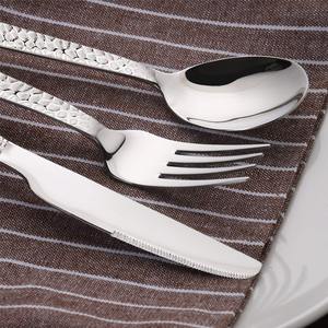 Ensemble de cuillères martelées élégantes, idéal pour les réunions de famille, les événements spéciaux, les dîners à la maison, les hôtels, les restaurants et les célébrations, en provenance d'Inde. - Product Image 4