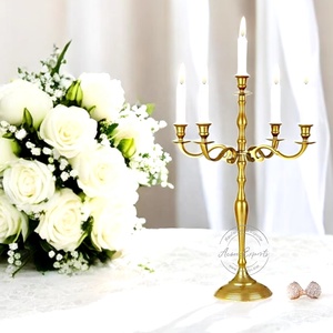 "Charmant candélabre doré à 5 bras avec un design élégant parfait pour les mariages et les événements spéciaux" - Product Image 2