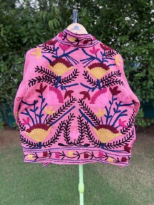 เสื้อแจ็คเก็ตบอมเบอร์ผ้าฝ้ายถักนิตติ้งสำหรับผู้หญิง งานฝีมือระดับพรีเมียม ปักลายดอกไม้สีชมพู ระบายอากาศได้ดี งานแฮนด์เมดแบบดั้งเดิม สไตล์ชนเผ่า - Product Image 6