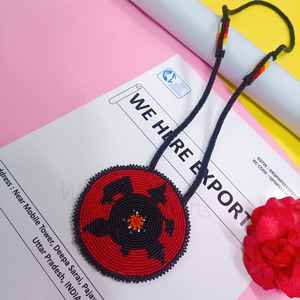 Collar con Colgante de Tortuga Hecho a Mano con Cuentas Rojas, Negras, Amarillas y Blancas y Cordón Largo para un Estilo Artístico Tradicional - Product Image 5