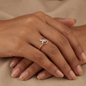 Diamante natural redondo de talla brillante, 0.07 quilates, color H-I, certificado por IGI, claridad VS-SI, en oro amarillo macizo, atemporal. - Product Image 1