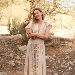 Vestido Maxi de Algodón Khadi Beige Hecho a Mano con Patrones Geométricos Tribales Tradicionales, Atuendo para Festivales al Aire Libre, Vestido Informal Beige Claro - Product Image 1